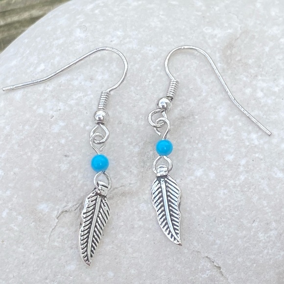 Feather dainty drop earrings silver plated with turquoise color bead - Picture 3 of 4